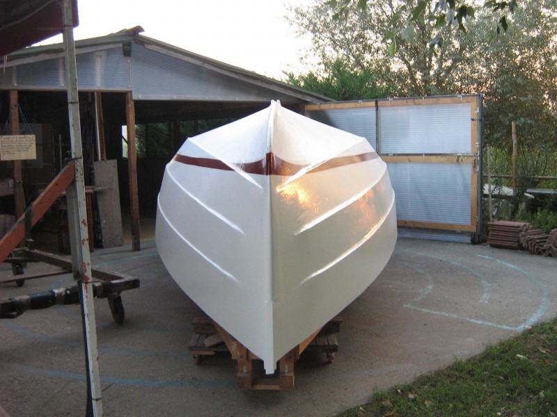 Cape Cutter 19 verniciatura scafo - vista da prua